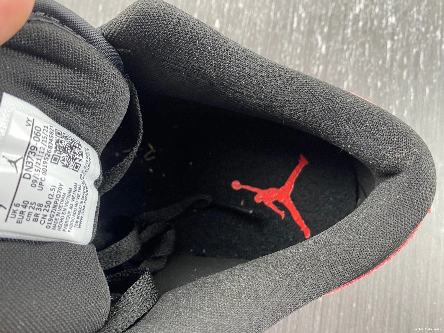 DN3739-060 Multi-Color Low (W) Black Jordan SE - Air 1 0109